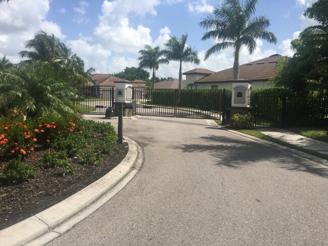 Building Photo - 1126 S Town and River Dr