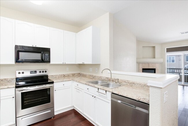 Building Photo - July 1st Move in! Top Floor 2 Bed / 2 Bath...