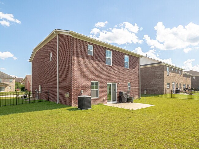 Building Photo - Available Mid June!