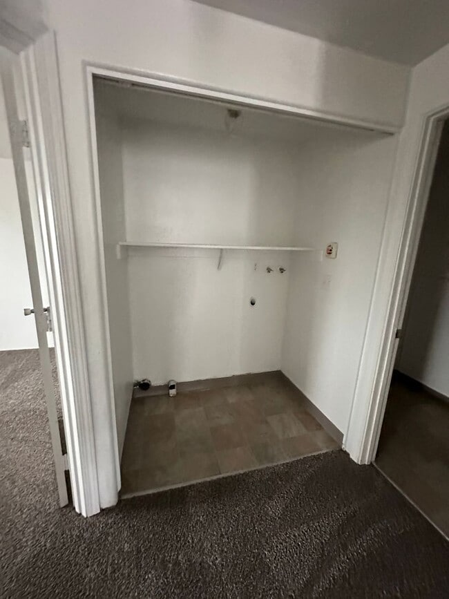 Building Photo - 756 N Riverside Ave