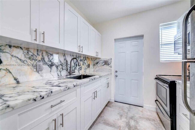 Building Photo - 7975 Crespi Blvd