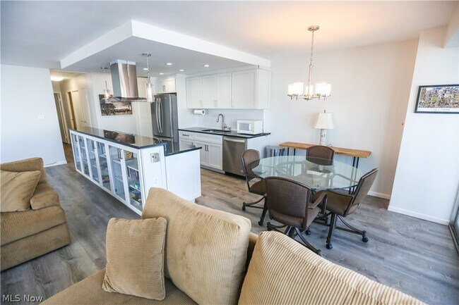 Building Photo - 12520 Edgewater Dr