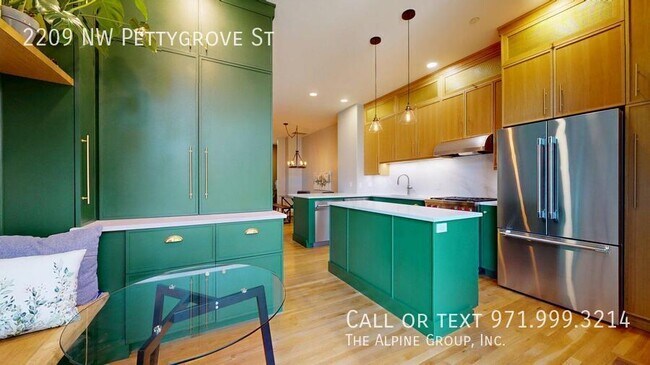 Building Photo - 2209 NW Pettygrove St