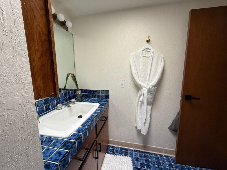 Building Photo - 1402 E Big Rock Rd