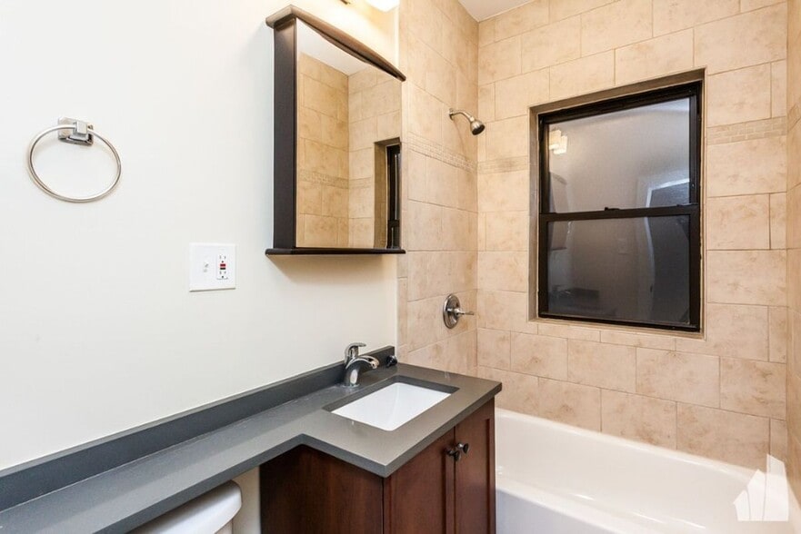 Building Photo - 1025 Dempster St