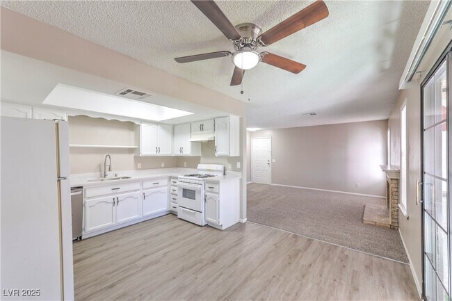 Building Photo - 6647 W Tropicana Ave