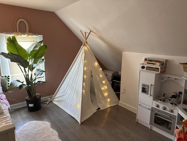 Building Photo - 2143 W 18th Pl