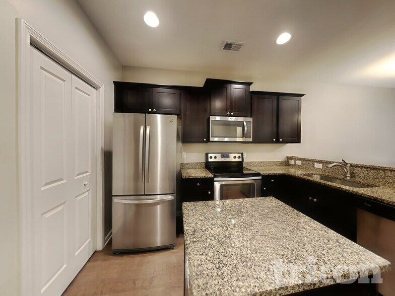 Building Photo - 405 Riverwood Ct