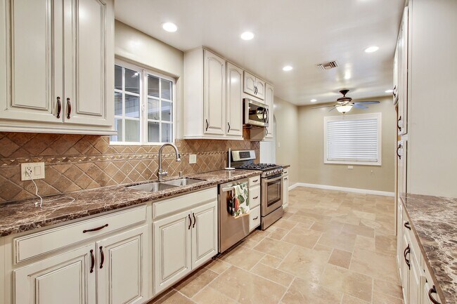Building Photo - 5923 Jumilla Ave