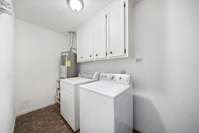 Building Photo - 523 S Rivershire Dr