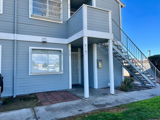 Building Photo - Renovated 2bedroom downstairs unit ready for immediate move-in.