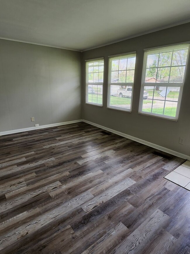 Building Photo - 3 Bedroom Home