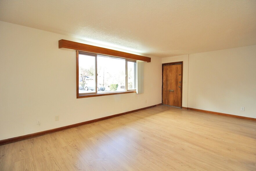 Building Photo - 3200-3236 SW Marigold St