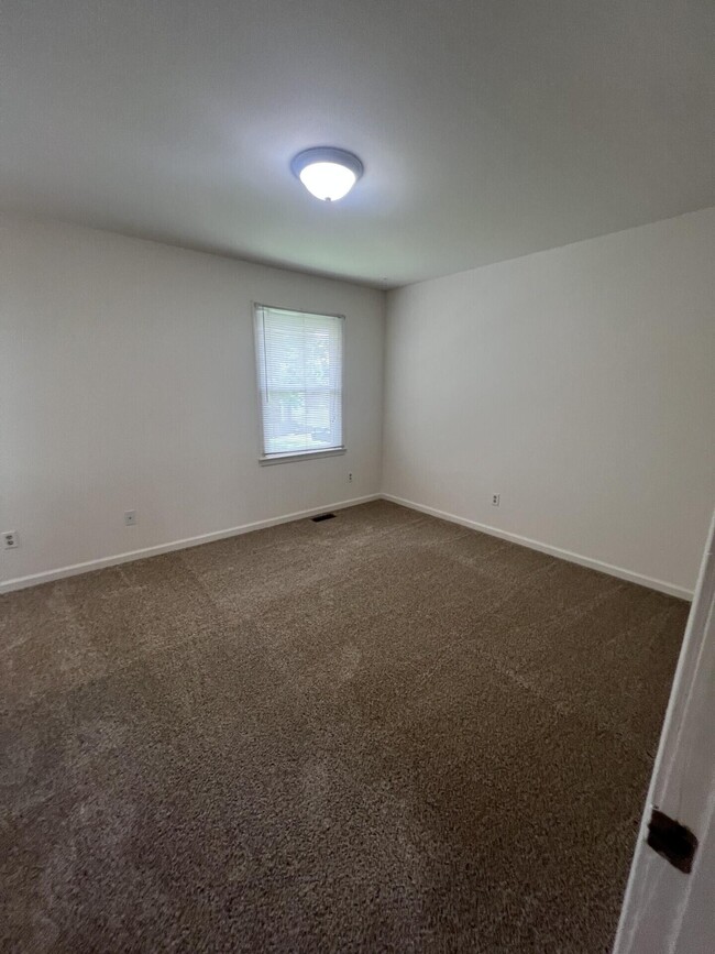 Building Photo - 409 Woodview Dr