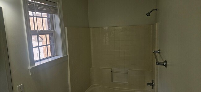 Building Photo - Darling 2br/2.5ba end unit townhome in Exc...