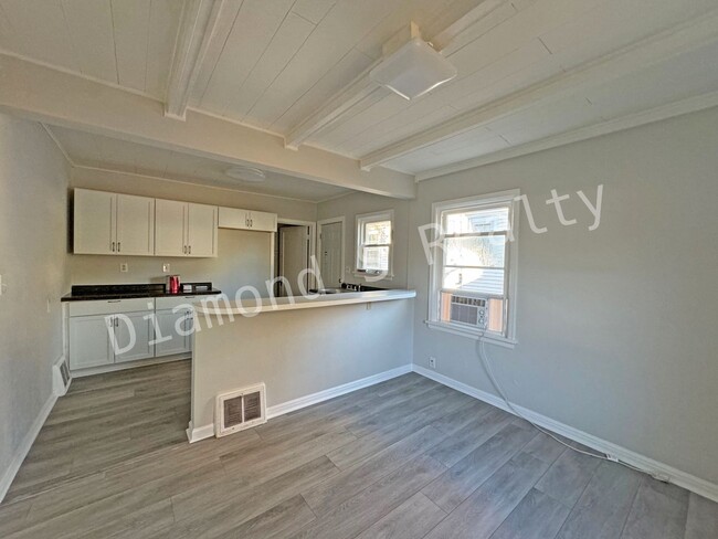 Building Photo - Gorgeous 2 bedroom, 1 bath home in a great...