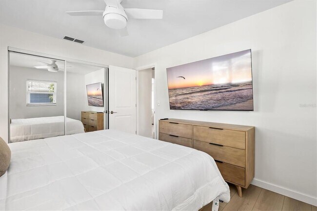 Building Photo - 2641 Hyde Park St