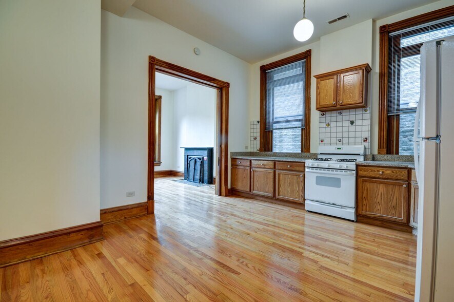 Building Photo - 2247 N Lincoln Ave