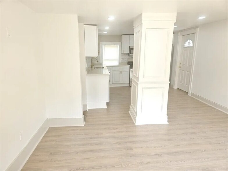 Building Photo - 222 N Main St