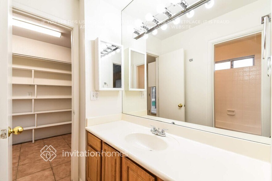 Building Photo - 1209 S Hall