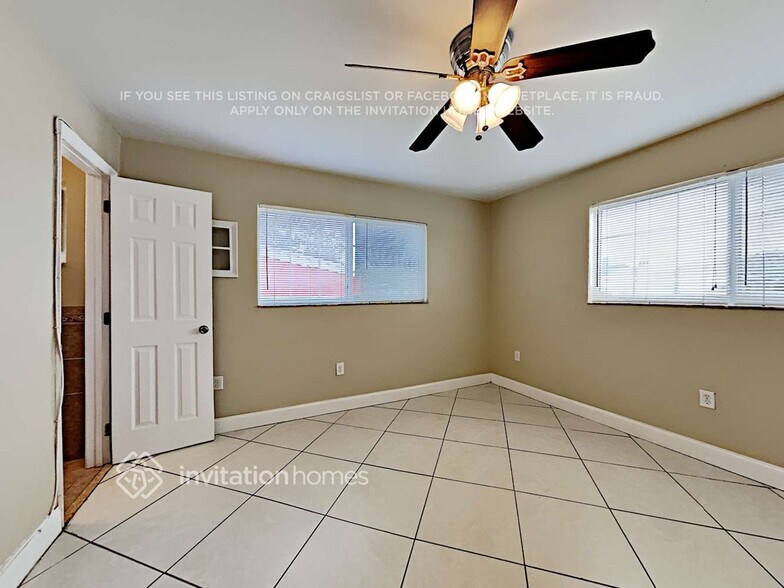 Building Photo - 7041 SW 27th St