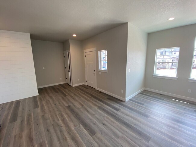Building Photo - Beautiful BRAND NEW townhome in Chimney Park!