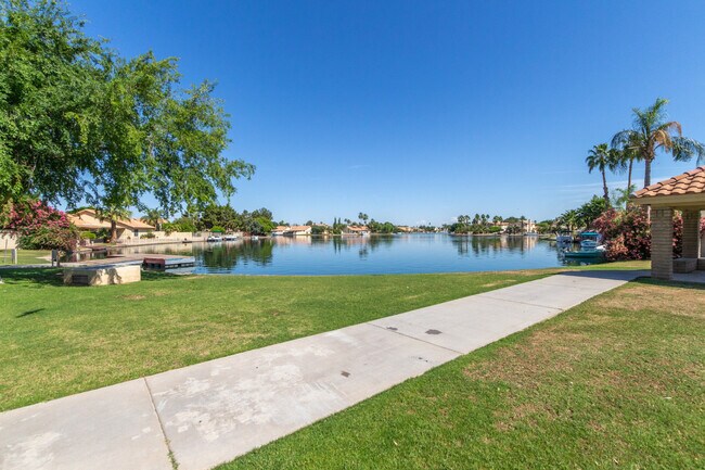 Building Photo - 3103 N Meadow Ln