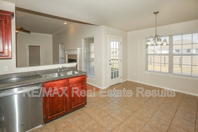 Building Photo - 1592 Hutchinson St