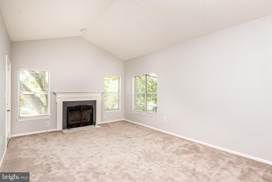 Building Photo - 6011 Rosebud Ln