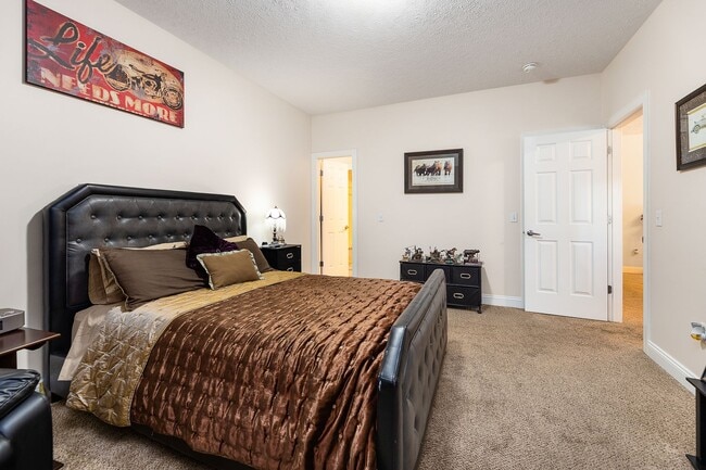 Building Photo - Available for a 6 month lease term!