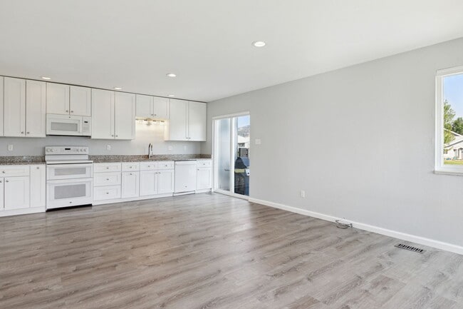 Building Photo - Beautifully Renovated 3bed / 2bath in PRIM...
