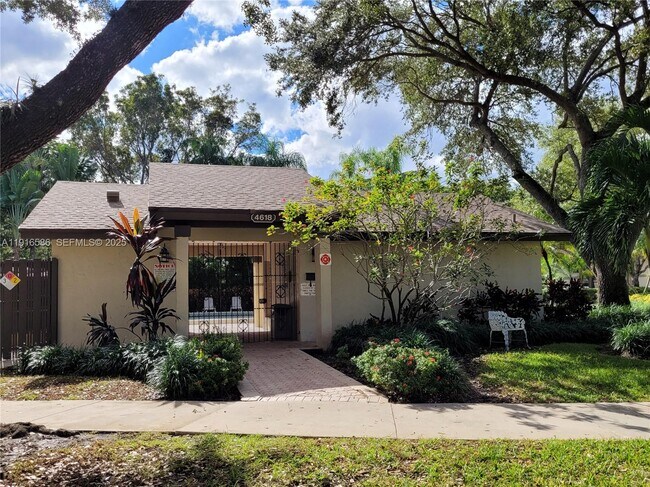 Building Photo - 4543 Carambola Cir S