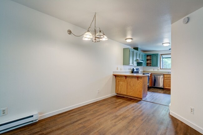 Building Photo - 3 Bedroom/2.5 bathroom townhouse centrally located Oak Harbor