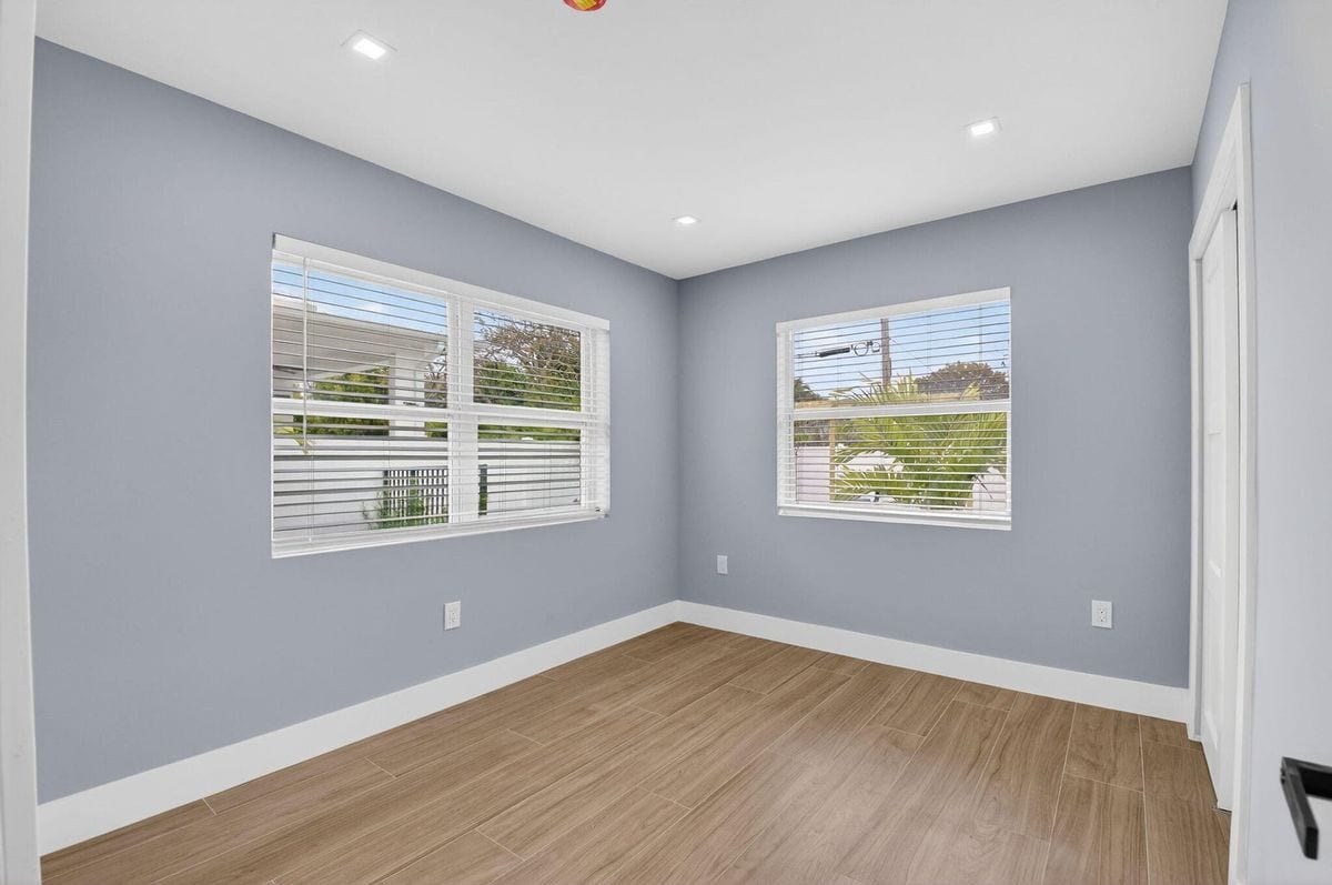 Building Photo - 341 SE 3rd Ave