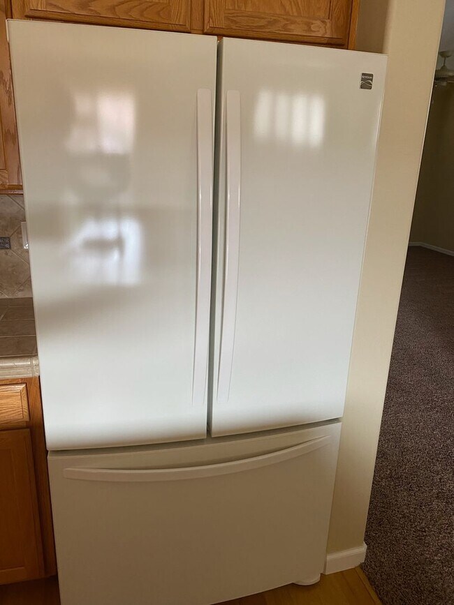 Building Photo - 6245 W Whitley Ave