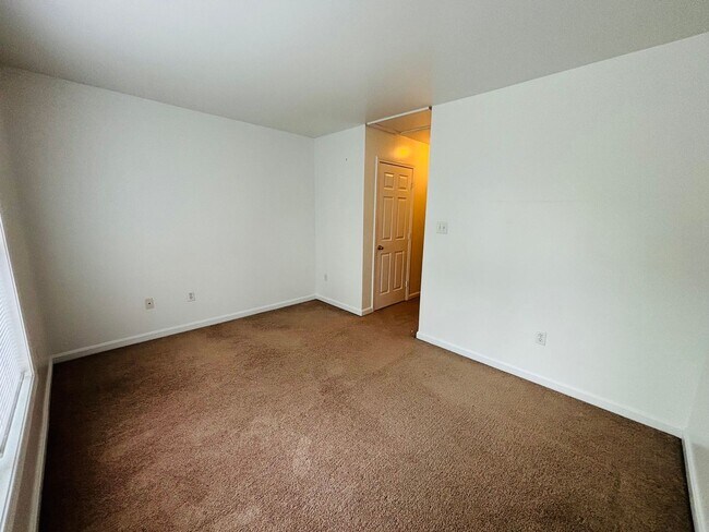 Building Photo - 902 Kabrich St