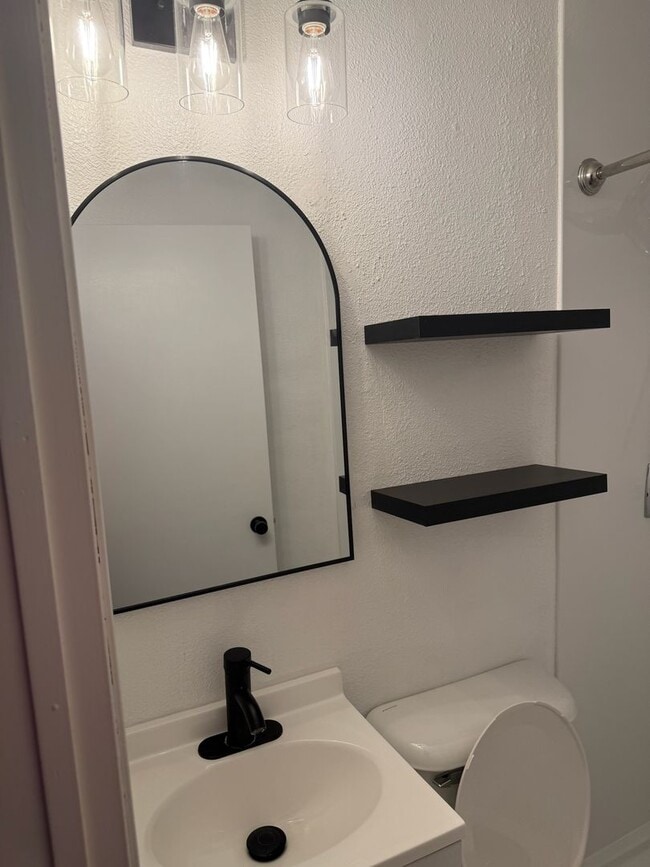 Building Photo - 3 Bedroom 1 Bathroom single family home