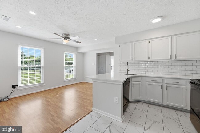 Building Photo - 2401 W Rosecroft Village Cir