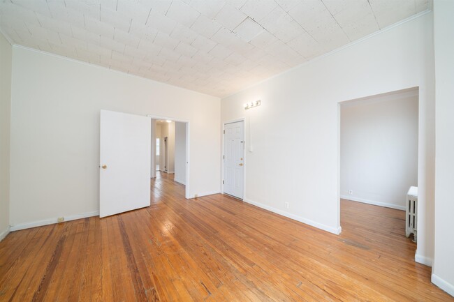 Building Photo - 313 18th St