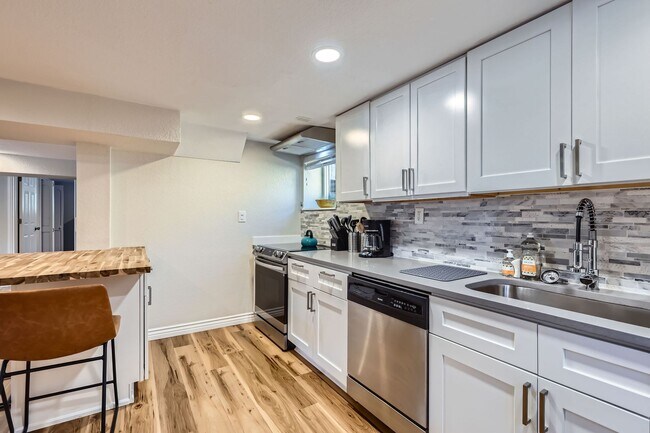 Building Photo - Highlands 2 BDR Turnkey Home
