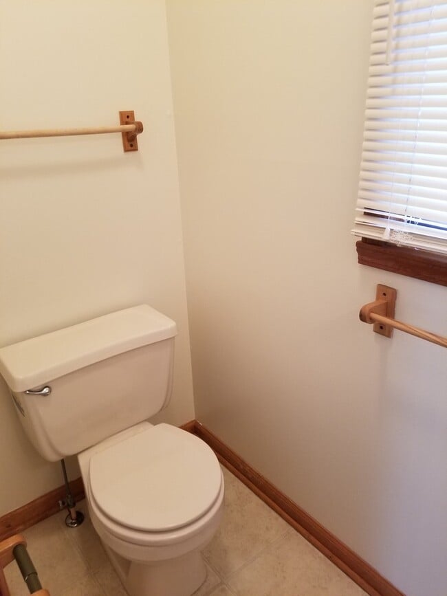 Building Photo - 3 bed 1.5 bath home available July 15th.
