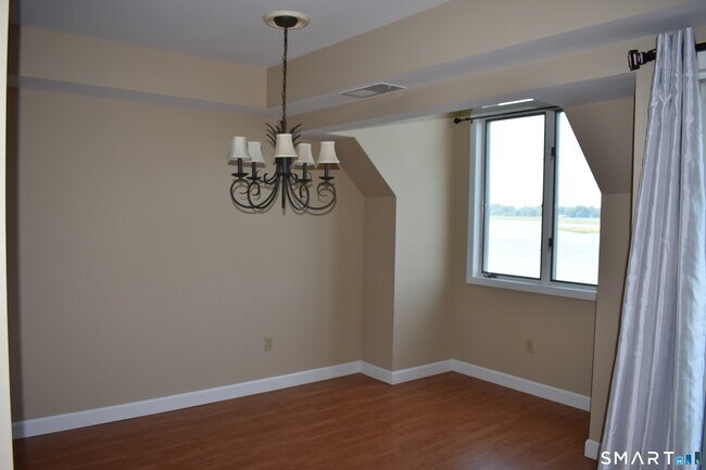 Building Photo - 735 Popes Island Rd