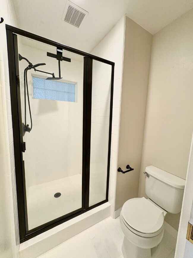 Building Photo - Spacious 3 Bedroom Gilroy Home with AC  & Attached Garage