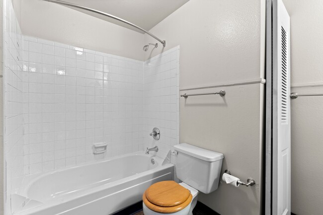 upstairs full bath - 3061 W 92nd Ave