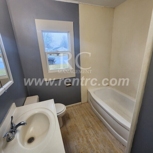 Building Photo - 210 Lindenwood-