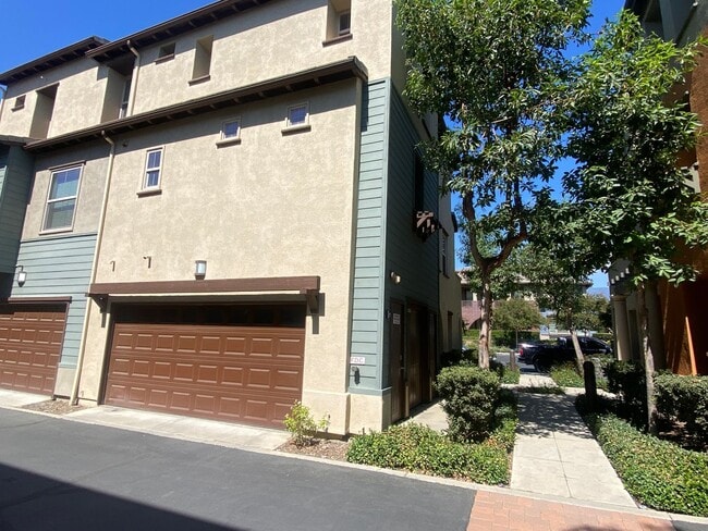 Building Photo - Victoria Gardens Three Bedroom Condo