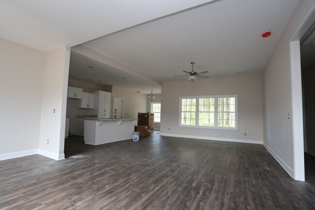 Building Photo - 3 Bedroom Brick House in SEB School District Available NOW