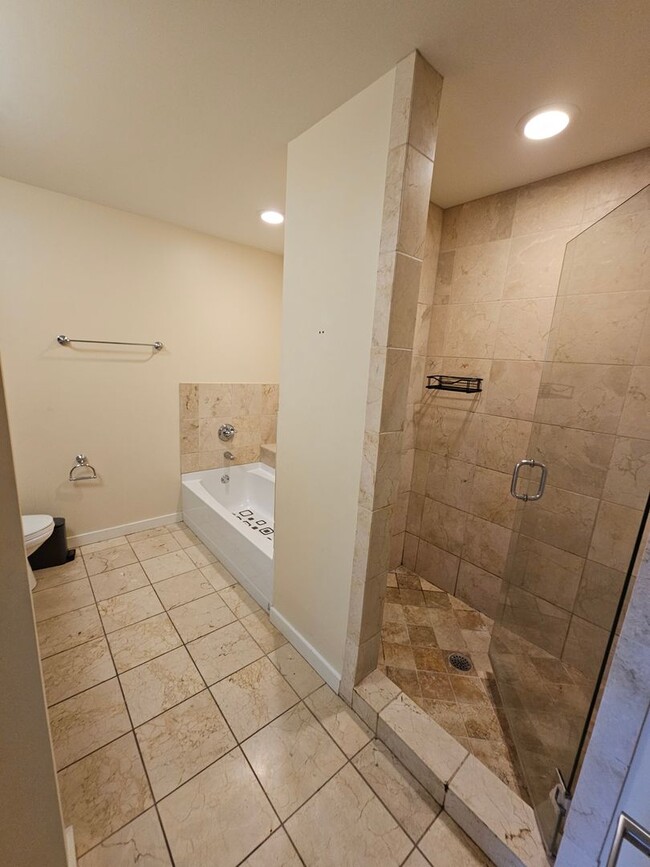 Building Photo - Downtown condo with roof top pool & concie...