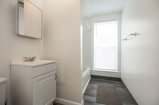 Building Photo - 1432 W 110th St