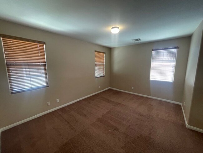 Building Photo - Upgraded 2 Bedroom Condo W/ 1 Car Garage N...